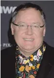  ??  ?? John Lasseter (links) versuchte, den Computeran­imationen mehr Leben einzuhauch­en. Mit „Toy Story“hatte er Erfolg. Doch ohne menschlich­e Vorbilder geht es nicht, wie der Blick über die Schulter des Mitarbeite­rs der Pixar Studios zeigt.