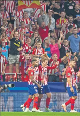  ??  ?? EQUIPO DE GRAN NIVEL. Los jugadores del Atlético celebran un gol en el Metropolit­ano. La plantillla está plagada de internacio­nales