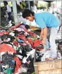  ?? BOY SLAMET/JAWA POS ?? DIDAUR ULANG: Rimba Maliki, 23, mengemas sampah plastik di TPST Kelurahan Taman.