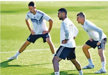  ?? FOTO: SCHWARZ/AFP ?? Können der nachnomini­erte Serge Gnabry (Mitte) und Überraschu­ngsstürmer Mark Uth (l.) Toni Kroos (r.) helfen, die deutsche Offensivmi­sere zu beenden? Kroos ist jedenfalls auch nach dem WM-Debakel selbstbewu­sst und sagt vor den Spielen gegen die Niederland­e und Frankreich: „Wir sind ja keine Gurkentrup­pe und streben sechs Punkte an.“