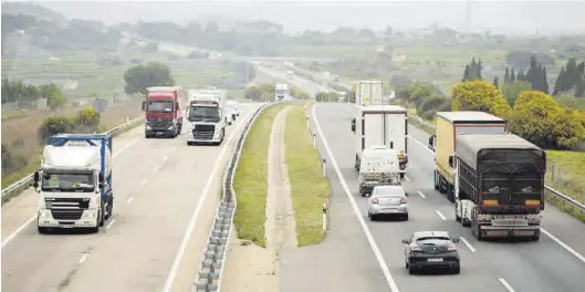  ?? ANDREU ESTEBAN ?? La patronal provincial de transporte de mercancías por carretera advierte de que los problemas en la cerámica tienen impacto en el empleo del sector.