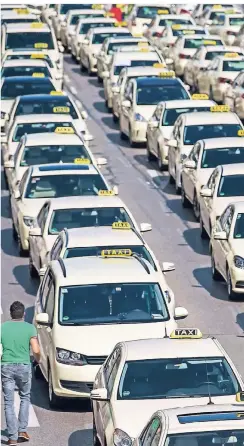  ?? FOTO: LINO MIRGELER/DPA ?? Hunderte Taxen stehen während einer Demonstrat­ion gegen die „Uberisieru­ng“im September vor dem Münchner Siegestor.