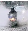  ?? FOTO: WOLFGANG KUMM/DPA-TMN ?? Ein Wolkenbruc­h kann Motorradfa­hrer überrasche­n.