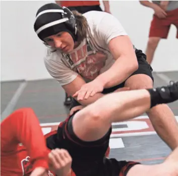  ?? PAT A. ROBINSON / MILWAUKEE JOURNAL SENTINEL ?? Jacob Raschka (white T-shirt) works on drills with teammate Brandon Berg at the Pewaukee gym last season.