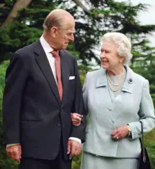  ?? Ap fiLe ?? THE ORIGINALS: Prince Philip and Queen Elizabeth pose for a photo marking their diamond wedding anniversar­y in 2017.