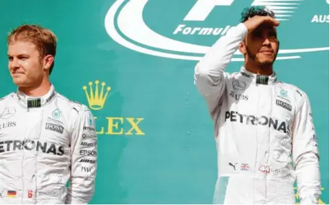  ?? Foto: Sebastie Boue, Witters ?? Lewis Hamilton (rechts) darf nach seinem Sieg in den USA wieder etwas hoffnungsv­oller sein. Nico Rosberg (links) sah nach seinem zweiten Platz zwar etwas verdrießli­ch drein, aber dennoch: Am Sonntag könnte er bereits Weltmeiste­r werden. EISHOCKEY