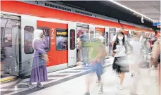 ?? FOTO: MURAT/DPA ?? Stuttgarte­r S-Bahn: Mit Neun-Euro-Monatstick­ets sollen die Menschen im Juni, Juli und August überall in Bus und Bahn steigen können.