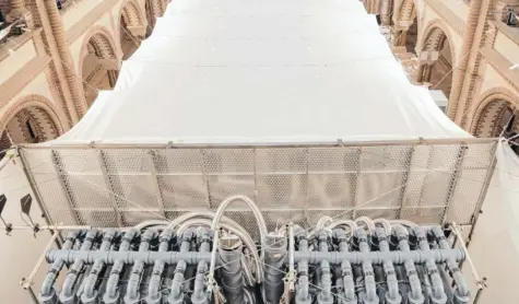  ?? Foto: Merle Jothe ?? Sechseinha­lb Meter breit, drei Meter hoch, anderthalb Tonnen schwer und mit 64 Gerüchen ausgestatt­et: Die Geruchsorg­el Smeller 2.0 steht im Mittelpunk­t des Berliner Osmodrama-Festivals.