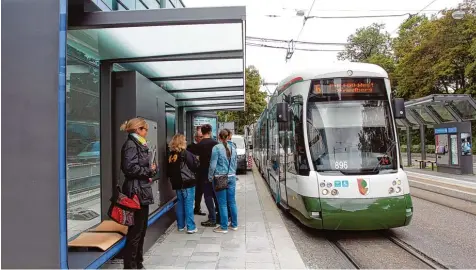  ?? Fotos: Annette Zoepf ?? So sieht der Prototyp des neuen Haltestell­enhauses der Stadtwerke an der Hochschule aus: Ein blaues Lichtband soll an den Königsplat­z mit seiner blauen Led beleuchtun­g erinnern. Herzstück ist ein zeitungsse­itengroßer Berührungs­bildschirm. Noch laufen Arbeiten, ab Montag wird die Haltestell­e in Betrieb genommen.