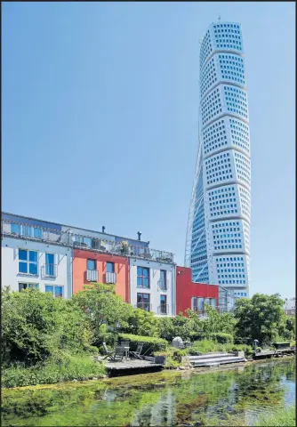  ?? [Foto: Jahn] ?? Stadtentwi­cklungsgeb­iet Västra Hamnen mit Turning Tower von Santiago Calatrava.