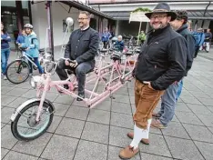  ?? Foto: Hermann Schmid ?? Bei besonderen Anlässen werden die Pfarrer in Königsbrun­n mit speziellen Gefährten zur Kirche gebracht: Diesmal gab es ein extralange­s Tandem.