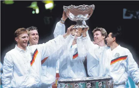  ?? FOTO: IMAGO ?? Eines ist sicher – so wie 1989 wird es nimmer: Boris Becker, Patrik Kühnen, Teamchef Niki Pilic, Eric Jelen und Carl-Uwe Steeb (v.li.) feiern.
