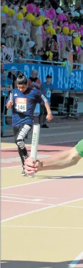  ?? FOTO: THOMAS SUNDSTRÖM ?? JUBEL. Oliver Öhman förde Seminaries­kolan i mål som segrare på 5x80 meter.