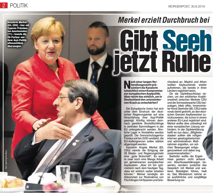  ??  ?? Kanzlerin Merkel (63, CDU) - hier mit Zyperns Präsidente­n Anastasiad­es (71) - konnte die EU-Partner von ihrer Asyl-Politik offensicht­lich überzeugen.