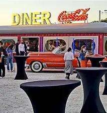  ?? ?? Autocine Málaga Metrovaces­a se asemeja a los cines americanos de los años 50 y cuenta con una zona gastronómi­ca de 3.000 metros con ‘food trucks’.