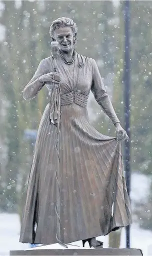  ??  ?? ●●Gracie Fields’ statue in the snow