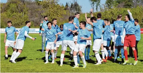  ?? Foto: Oliver Reiser ?? Der Meister SV Cosmos Aystetten dominierte die Bezirkslig­a Nord und konnte verdient den Titel und den Aufstieg in die Landesliga feiern. In allen Statistike­n lagen die Cos monauten vorne.