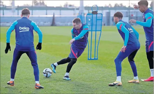  ??  ?? Leo Messi trata de controlar un balón de espuela en el entrenamie­nto de ayer ante De Jong, Sergi Roberto y Júnior.