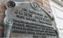  ?? KAITLIN MCKEOWN/STAFF ?? A plaque dedicated to journalist John Mitchel is photograph­ed outside the Casemate Museum last week at Fort Monroe.