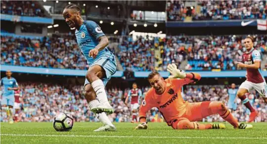 ??  ?? Sterling mudah menewaskan penjaga gol West Ham, Adrian sebelum meledak gol ketiga Man City dalam saingan EPL, minggu lalu.