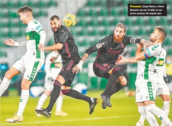  ??  ?? Frenazo. Sergio Ramos y Karim Benzema van por el balón en una de las acciones del empate ayer.