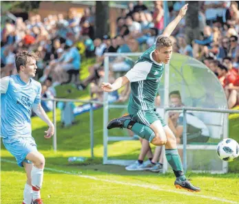  ?? FOTO: ROLF SCHULTES ?? Mit dem Sieg beim SV Bergatreut­e (rechts Manuel Küble) ist der SV Fronhofen (Lasse Trenkmann) am vergangene­n Spieltag Meister geworden. Im Tabellenke­ller ist es am letzten Spieltag noch spannend.