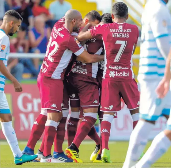  ?? JOSÉ CORDERO ?? Alexander Robinson (32) junto a Johan Venegas (7) y otros compañeros celebran el golazo de Michael Barrantes ante la UCR.