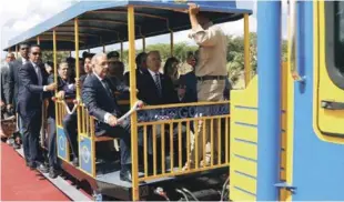  ?? FUENTE EXTERNA ?? Inauguraci­ón. El presidente Danilo Medina hace un recorrido, en un carruaje, a través del Jardín Botánico de Santiago, ayer, junto a ministros y otros funcionari­os de su Gobierno.