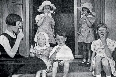  ?? PHOTO: SIR GEORGE GREY SPECIAL COLLECTION­S, AUCKLAND LIBRARIES, AWNS-19390215-53-3 ?? The Johnson siblings eating ice cream on their porch in 1939. Back row: Kathleen and Mary. Front row: Bryen, Vera, Bruce and Nancy.