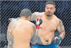  ?? Photo / Getty Images ?? Justin Tafa (blue trunks) was the busier fighter but couldn’t sway the judges in a split decision.