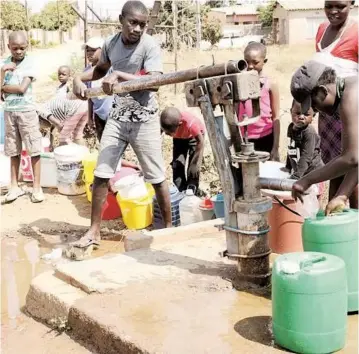  ??  ?? People are spending many hours in queues just to get an opportunit­y to fetch water