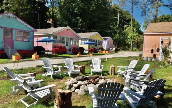  ?? PHoto CourteSy JoHanna JalBert ?? GATHERING PLACE: Steps from the cottages at the Calico Seahorse in Plymouth, a fire pit welcomes guests.