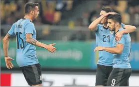 ?? F: AP ?? Suárez celebra su gol 50 con Uruguay junto a Cavani, que también marcó ante la R. Checa
