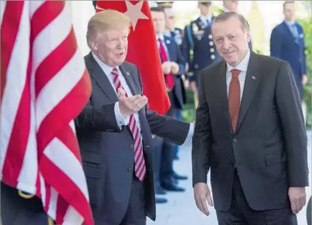  ?? Saul Loeb AFP/Getty Images ?? PRESIDENT TRUMP welcomes his Turkish counterpar­t, Recep Tayyip Erdogan, to the White House. Trump heaped praise on Erdogan.