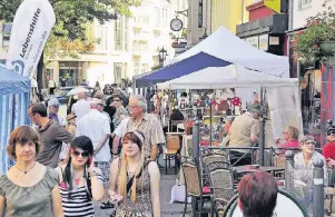  ?? FOTO: FRANZ-HEINRICH BUSCH ?? Zur „Süchtelner Vielfalt“am kommenden Wochenende hat sich das Stadtzentr­um wieder besonders fein herausgepu­tzt. Auch die Geschäfte rollen den Besuchern den roten Teppich aus.