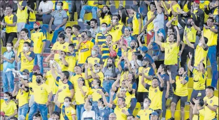  ?? ?? Aproximada­mente 15.000 fanáticos de la selección de Ecuador asistieron al Monumental de Guayaquil para festejar el triunfo.