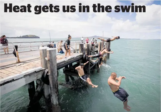  ?? Picture / Dean Purcell ?? Papatoetoe’s Komene family make a splash to cool off yesterday at Okahu Bay.