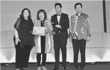  ??  ?? Wang (second left) with Smart Reader Worldwide executive director Keefe Ong (second right) are seen with Deputy Minister of Internatio­nal Trade Datuk Chua Tee Yong and Canadian High Commission­er to Malaysia Judith St George.