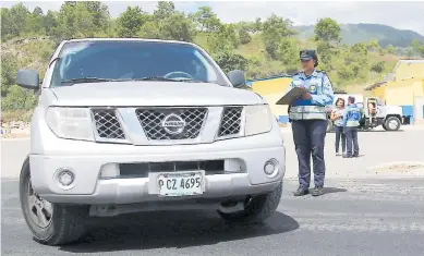  ?? FOTO ANDRO RODRÍGUEZ ?? MODALIDAD. Teóricas y prácticas serán las pruebas para que los nuevos conductore­s puedan obtener por primera vez su licencia de conducir.