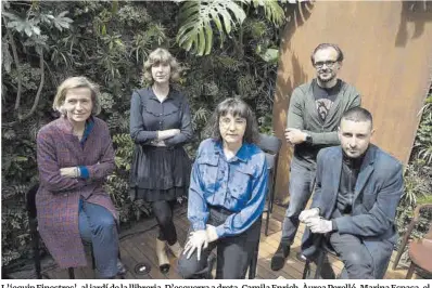  ?? Ferran Nadeu ?? L’‘equip Finestres’, al jardí de la llibreria. D’esquerra a dreta, Camila Enrich, Àurea Perelló, Marina Espasa, el propietari Sergi Ferrer-Salat i Kiko Amat.