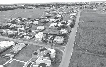  ??  ?? Desde lo alto se puede percibir la obra en su magnitud. Varios barrios se verán beneficiad­os.