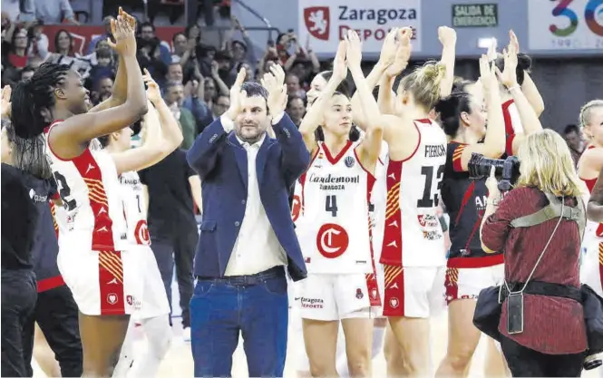  ?? JAIME GALINDO ?? Diallo, Cantero, Mariona Ortiz, Fiebich, Gervasini y el resto del equipo celebran el pase con la afición al acabar el partido.