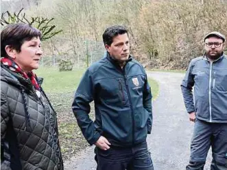  ?? ?? Georges Arendt (Mitte) und Alex Gehres sorgen in der Gemeinde Contern dafür, dass das Wasser fließt.