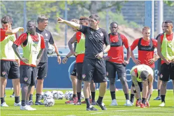  ?? FOTO: IMAGO ?? Ein konkretes Saisonziel will Tayfun Korkut (M.) nicht nennen, die Richtung gibt er dennoch vor.