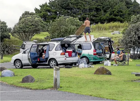  ?? GRANT MATTHEW/STUFF ?? Freedom campers are packed in like sardines at New Plymouth’s Waiwhakaih­o river mouth.