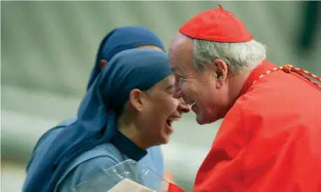  ?? (foto Reuters) ?? In Vaticano Il cardinale Christoph Schönborn, arcivescov­o di Vienna, saluta una suora, in piazza San Pietro, prima del Sinodo