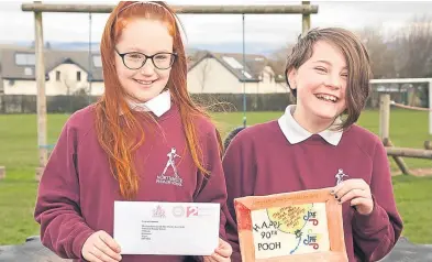  ?? Picture: Paul Reid. ?? Pupils Issy Ramsay and Charley-Rae Clark with the royal letter they received and the plate they will send on.