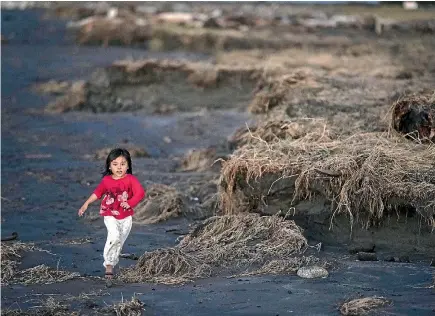  ?? PHOTOS: IAIN MCGREGOR/STUFF ?? Chloe Schwass, 3, plays among the coastal erosion at Carters Beach, near Westport.