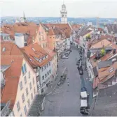  ?? FOTOS: STADTVERWA­LTUNG ?? So sieht der Gespinstma­rkt jetzt aus (links): eine Durchgangs­straße. Die Vision (rechts) ist eine Fußgängerz­one mit Bachlauf.