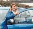  ?? Foto: Andrea Wenzel ?? Margot Klein mit ihren neuen Auto – ei nem Dacia.